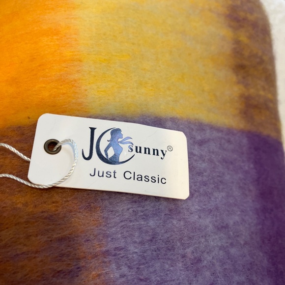 Beautiful, warm, fuzzy scarf with fringes - Picture 6 of 8